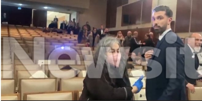 Η Ελένη Λουκά διέκοψε την εκδήλωση παρουσίασης βιβλίου του Στέφανου Κασσελάκη