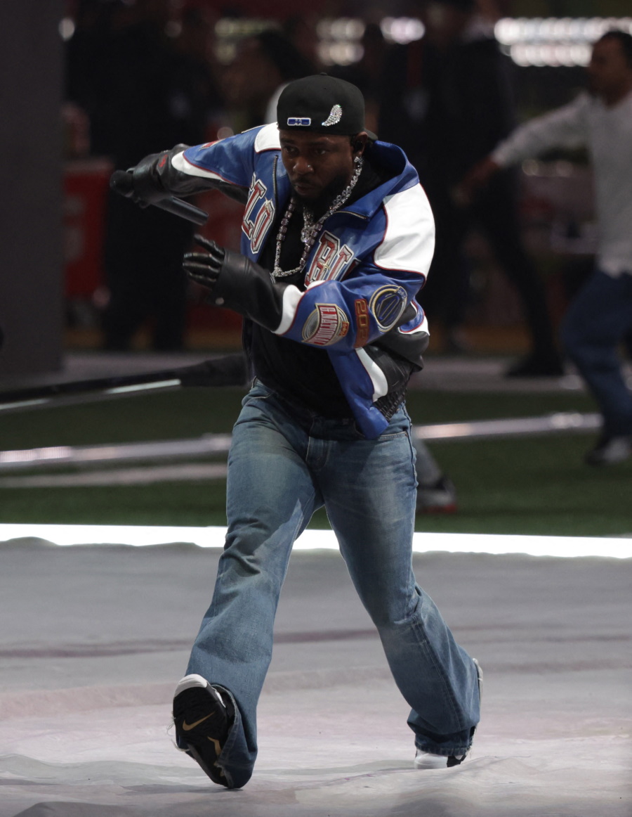 Super Bowl 2025: Ο Κέντρικ Λαμάρ έβαλε «φωτιά» στο ημίχρονο – Έπαιξε το «Not Like Us» όπου κατηγορεί τον ράπερ Drake