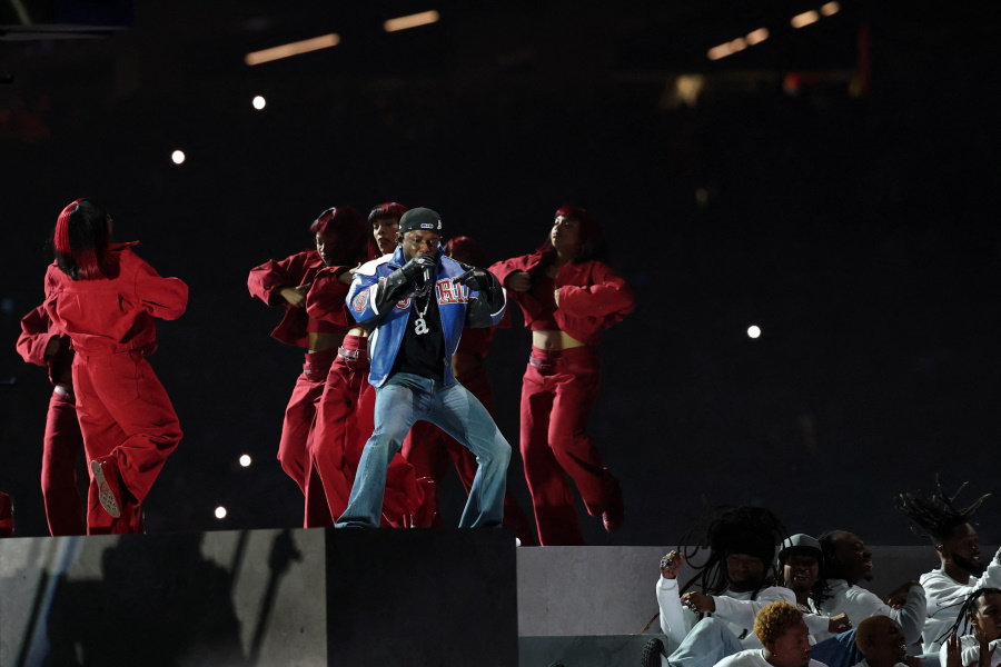 Super Bowl 2025: Ο Κέντρικ Λαμάρ έβαλε «φωτιά» στο ημίχρονο – Έπαιξε το «Not Like Us» όπου κατηγορεί τον ράπερ Drake