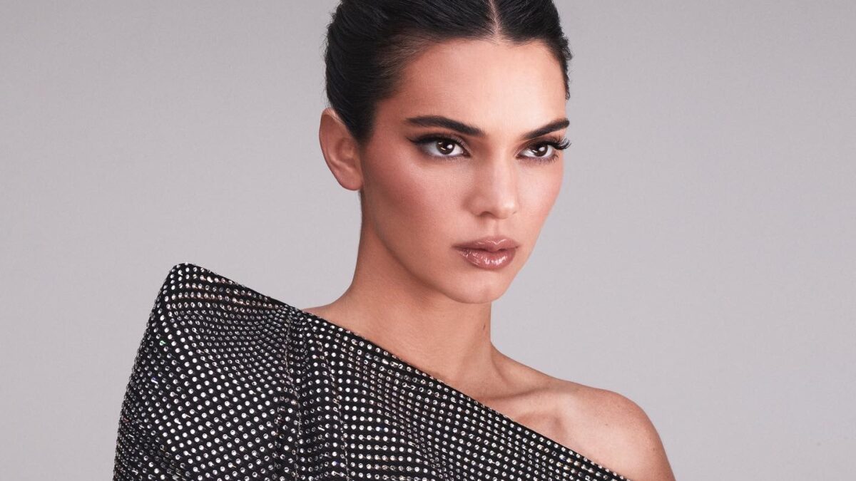Kendall Jenner: To highlighter που λατρεύει είναι πασίγνωστης εταιρείας και δε στοιχίζει πάνω από 10 ευρώ
