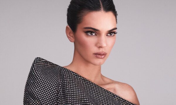 Kendall Jenner: To highlighter που λατρεύει είναι πασίγνωστης εταιρείας και δε στοιχίζει πάνω από 10 ευρώ