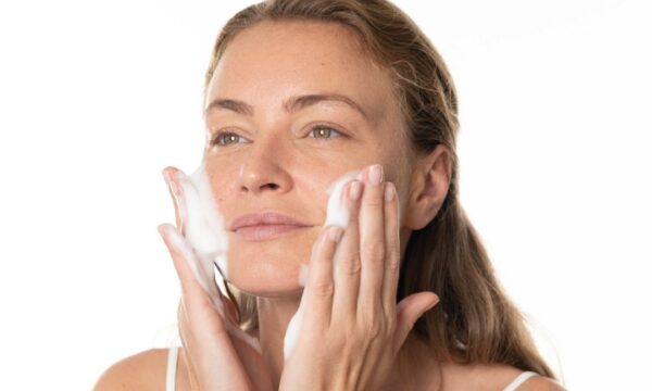 ‘Ανανεώστε’ την επιδερμίδα σας με το skinimalism – Τα 5 βήματα για να το πετύχετε