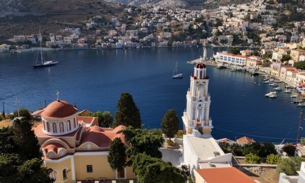 Happy Traveller: Ο Ευτύχης εξερευνά την πανέμορφη Σύμη