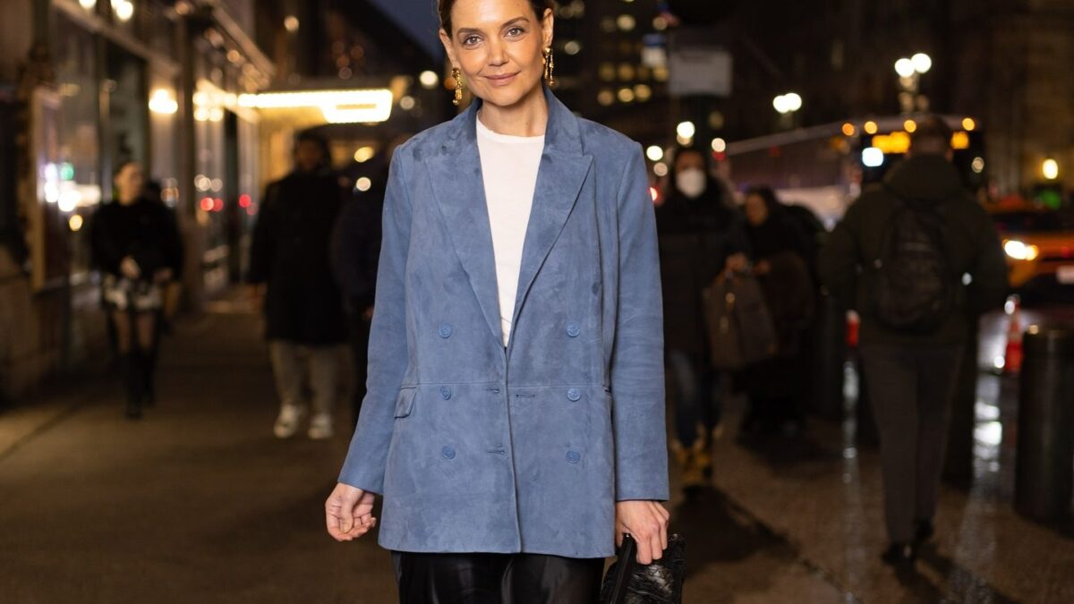 Η Katie Holmes μάς δείχνει πώς να φορέσουμε τη σατέν φούστα με δύο τρόπους