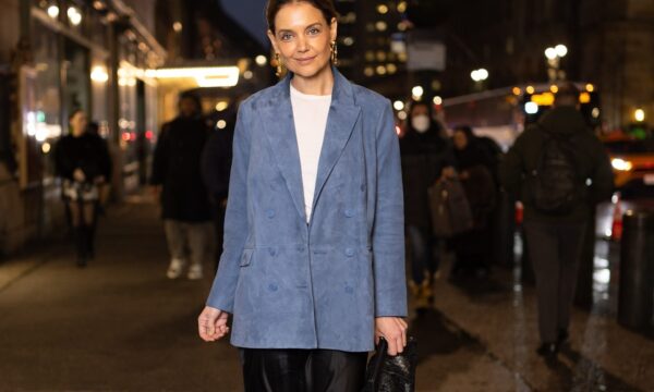 Η Katie Holmes μάς δείχνει πώς να φορέσουμε τη σατέν φούστα με δύο τρόπους