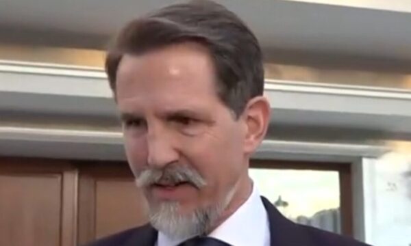 Πάυλος Ντε Γκρες: Η on camera αντίδραση για την απουσία του αδελφού του Φίλιππου από τον γάμο του Νικόλα