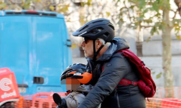 Χάρης Χριστόπουλος: Βόλτα στο κέντρο της Αθήνας με τον δυο ετών γιο του – Φωτογραφίες