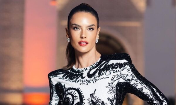 Alessandra Ambrosio: Φωτογραφίζεται ως μοντέρνο pin-up girl με τέλειες retro baby bangs