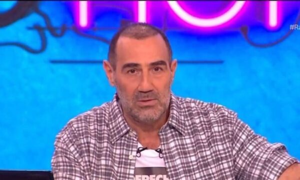 Αντώνης Κανάκης: H συγκινητική αναφορά στον συνάδελφό του Αντώνη Παραρά που έχει φύγει από τη ζωή – «Ακόμα προσμένω να εμφανιστεί»
