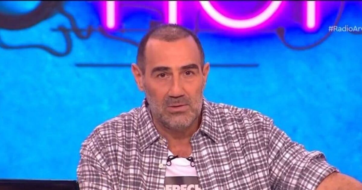 Αντώνης Κανάκης: H συγκινητική αναφορά στον συνάδελφό του Αντώνη Παραρά που έχει φύγει από τη ζωή – «Ακόμα προσμένω να εμφανιστεί»