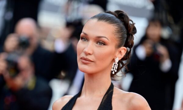 Bella Hadid: Αυτό είναι το μολύβι φρυδιών που βρίσκεται μόνιμα στο νεσεσέρ της