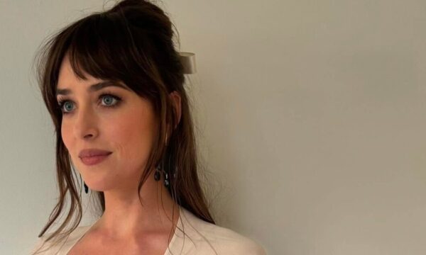 Dakota Johnson: Στην τελευταία της εμφάνιση εκτός από τις τέλειες αφέλειες έχει και το πιο γοητευτικό smoky eye look