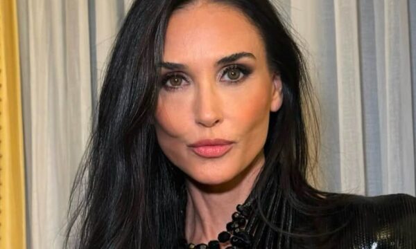 Η Demi Moore φορούσε ένα εντυπωσιακό απλό μαύρο φόρεμα – Spoiler Alert! Ήταν ασύμμετρο