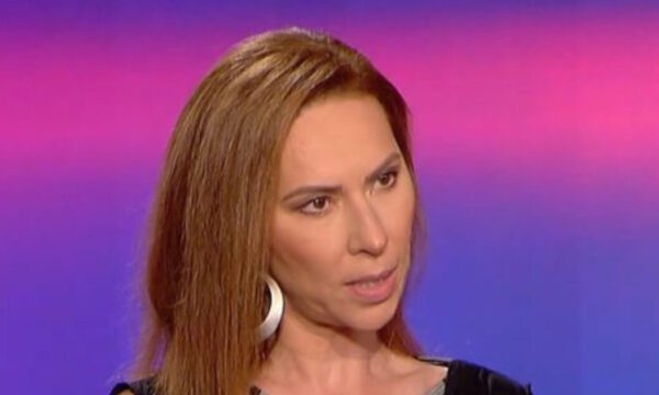 «Σοκάρει η Δώρα Χρυσικού: «Ένας από τους βασανιστές της μητέρας μου βρέθηκε στο φαρμακείο της και τον αναγνώρισε»»Μπορεί να γίνει: «Σοκάρει η Δώρα Χρυσικού: «Ένας εκ των βασανιστών της μητέρας μου βρέθηκε στο φαρμακείο της και τον αναγνώρισε»»