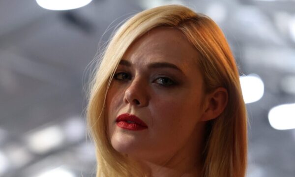 Elle Fanning: Στα SAG Awards υιοθέτησε μία από τις μεγαλύτερες τάσεις της άνοιξης