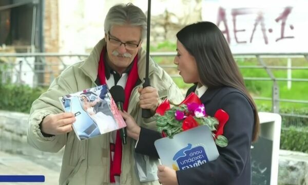 Ευλαμπία Ρέβη: “Σωτήρη ο θείος σου φρόντισε” – Τα δώρα που έλαβε on air από συγγενή του συζύγου της