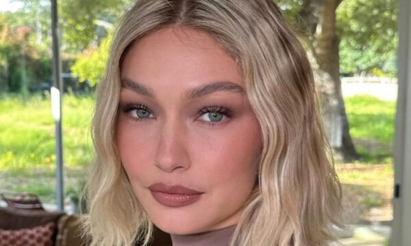Gigi Hadid: Αναβίωσε το flippy bob με νότες old Hollywood