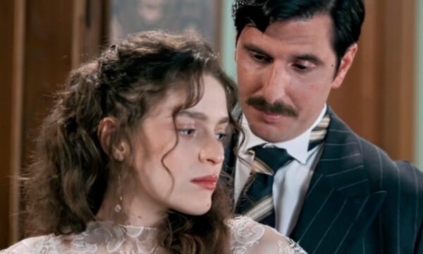 “Grand Hotel”: Ο Ρήγας ζητάει γονατιστός συγγνώμη από την Αλίκη