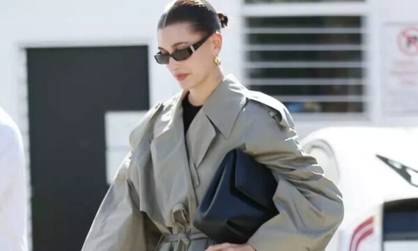 Hailey Bieber: Πως συνδυάζει 2 αγαπημένα trends σε ένα outfit!