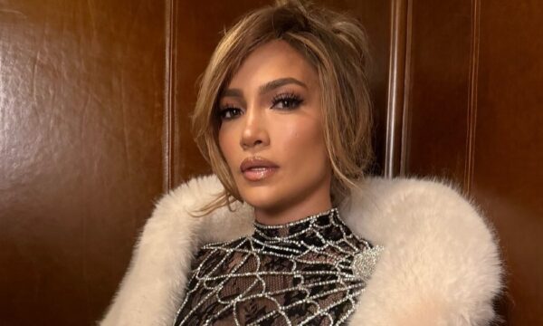 Jennifer Lopez: Το μανικιούρ της κρύβει την νέα της single φάση