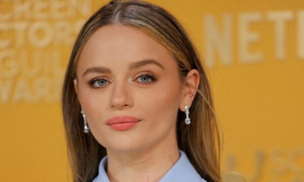 Joey King: Το baby blue μανικιούρ της παίρνει την πρώτη θέση στα υπόψιν για την άνοιξη