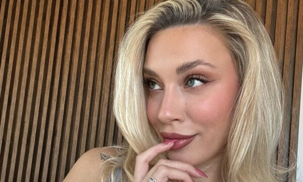 Η Γαρυφαλλιά Καληφώνη άλλαξε το hairstyle της – Το χρώμα vanilla blonde που επέλεξε