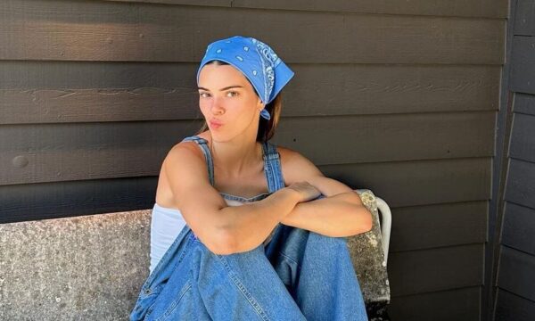 Η Kendall Jenner δεν φοράει πλέον blue jeans – Ποιο είναι το χρώμα που είναι trending στα τζιν παντελόνια;