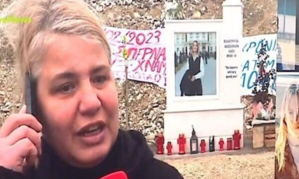 Τέμπη: «Θα τους βάλουμε όλους φυλακή, να γίνει τσουνάμι η οργή του λαού» – Ξεσπάει η μητέρα θύματος στο Live News