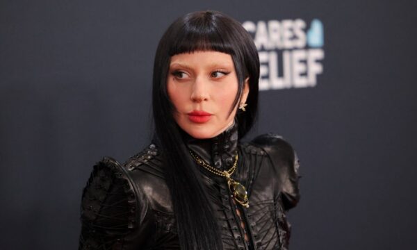 Lady Gaga: Το hairstyle της στα Grammys είναι το ίδιο εντυπωσιακό με τη goth δημιουργία που φορούσε