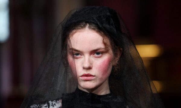 Εβδομάδα Μόδας Λονδίνο: Στο show του Bora Aksu τα beauty looks θυμίζουν πορσελάνινες Κινέζικες κούκλες