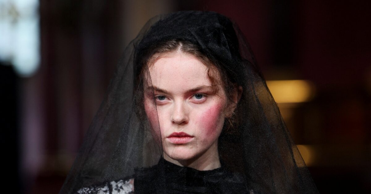 Εβδομάδα Μόδας Λονδίνο: Στο show του Bora Aksu τα beauty looks θυμίζουν πορσελάνινες Κινέζικες κούκλες