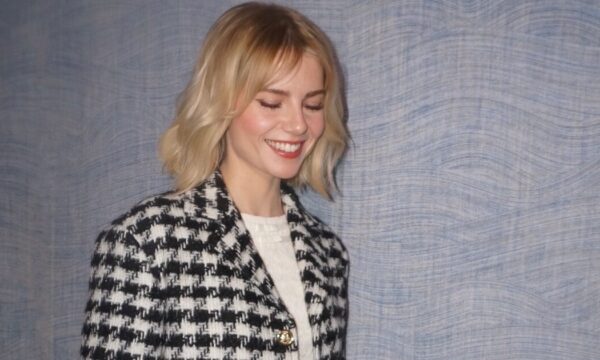 Lucy Boynton: Δεν θα σταματήσει ποτέ να μας εκπλήσσει με τα make up looks που υιοθετεί με το τελευταίο να είναι πραγματικό έργο τέχνης