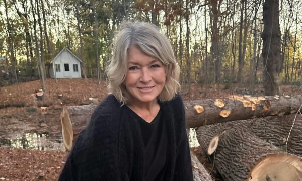 Martha Stewart: Έτσι φοράνε τα sneakers σε βραδινή εμφάνιση οι γυναίκες άνω των 60