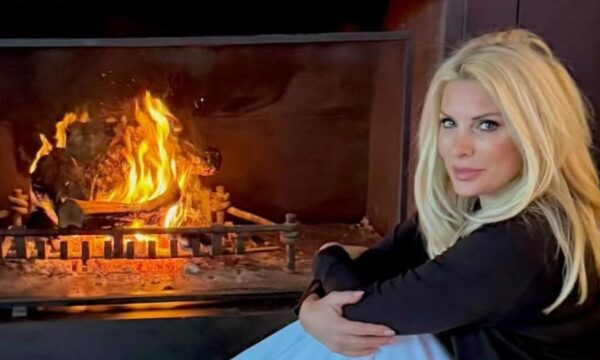 Ελένη Μενεγάκη: Οι εικόνες μπροστά από το τζάκι του σπιτιού της