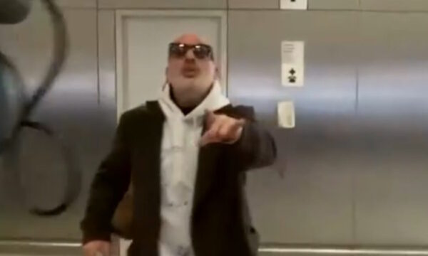 Νίκος Μουτσινάς: Η πρώτη εμφάνιση μετά το «διαζύγιο» με τον Alpha – Έδωσε σήμα να κατεβάσουν τις κάμερες