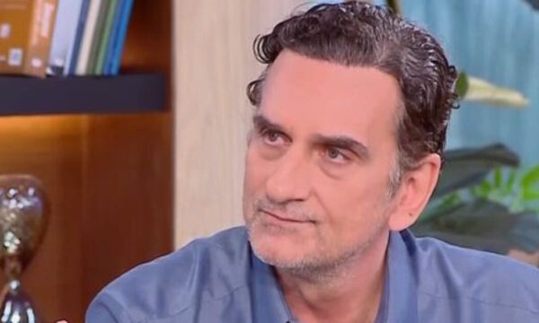 Νίκος Ψαρράς για τα Τέμπη: «Δύο χρόνια δεν έχω πάρει τρένο και νιώθω θυμό γι’ αυτό»
