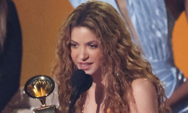 Grammy 2025: Συγκινημένη η Σακίρα στη σκηνή – Αφιέρωσε το βραβείο στους «μετανάστες αδελφούς» της