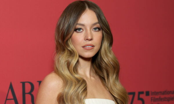 Sydney Sweeney: Ανέβαλε τον γάμο της με τον Jonathan Davino, εξαιτίας… επαγγελματικών υποχρεώσεων