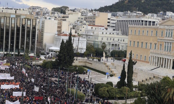 Τέμπη: Εικόνες από το μεγάλο συλλαλητήριο για την τραγωδία – Λαοθάλασσα στο Σύνταγμα