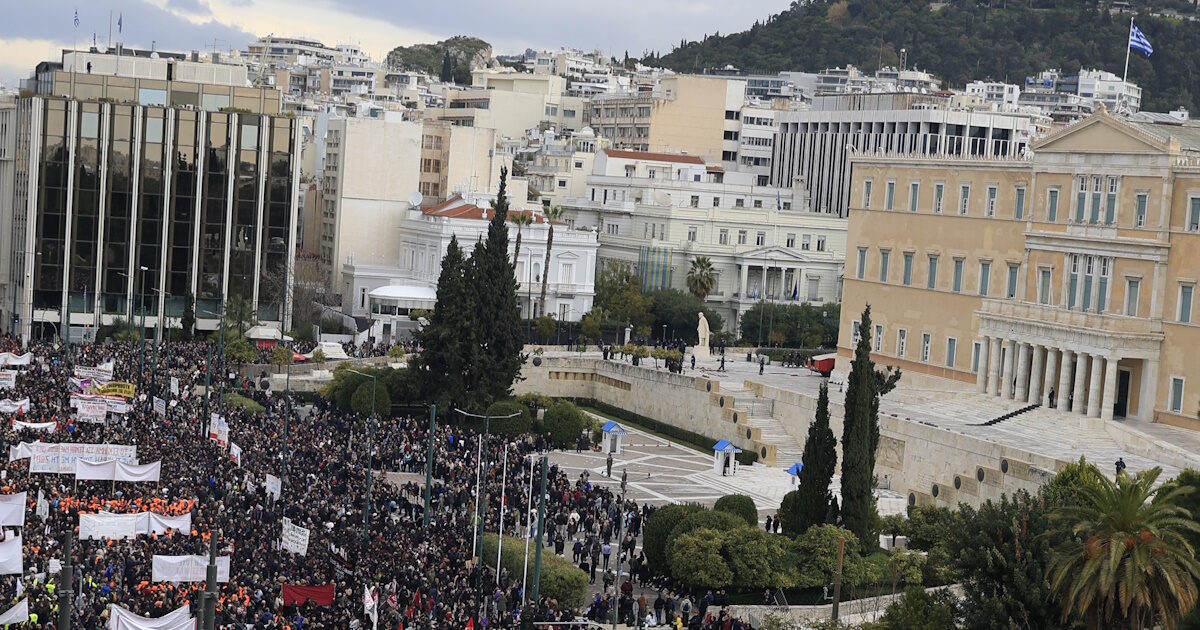 Τέμπη: Εικόνες από το μεγάλο συλλαλητήριο για την τραγωδία – Λαοθάλασσα στο Σύνταγμα