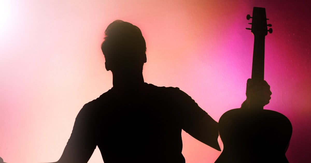 Συνελήφθη γνωστός τραγουδιστής – Προσπάθησε να διαφύγει από μπλόκο, τον πήγαν στην Ευελπίδων