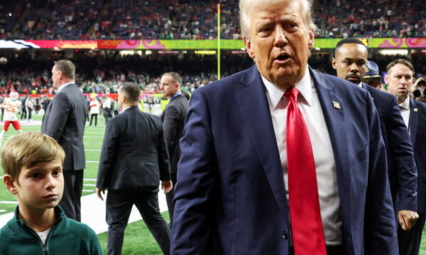 Super Bowl: Viral ο 7χρονος εγγονός του Ντόναλντ Τραμπ – «Μοιάζει σαν μικρός μυστικός πράκτορας»