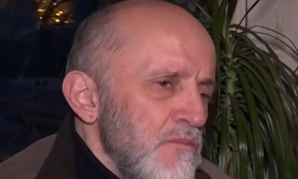 Μάνος Βακούσης: «Μεγάλωσα στη Σαντορίνη και νιώθω φρίκη, πονάει η ψυχή μου»