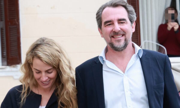 Νικόλαος Ντε Γκρες – Χρυσή Βαρδινογιάννη: Το «μυστήριο» με τον κουμπάρο, οι καρέκλες και το γαλάζιο χαλί που θα τοποθετηθεί