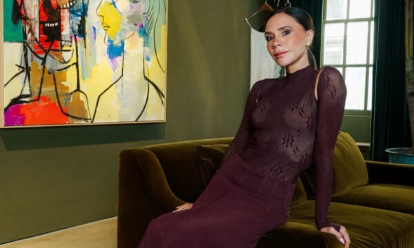 Victoria Beckham: Μόλις έκανε την πιο κομψή εμφάνιση με το χρώμα της χρονιάς