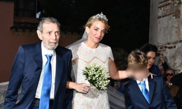 Το νυφικό look της Χρυσής Βαρδινογιάννη είναι κομψό και βασιλικό