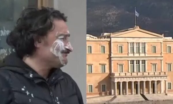 Τέμπη: Ο Βασίλης Χαραλαμπόπουλος με τη σύζυγό του, Λίνα Πρίντζου στο συλλαλητήριο του Συντάγματος