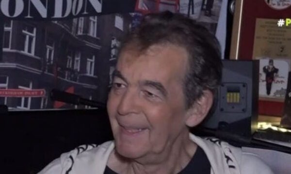 Κώστας Χαριτοδιπλωμένος: «Οι θαυμάστριες ήθελαν με κάθε τρόπο να πάρουν ένα αυτόγραφο – Άνοιγες το καμαρίνι και έρχονταν 200-300 μέσα»