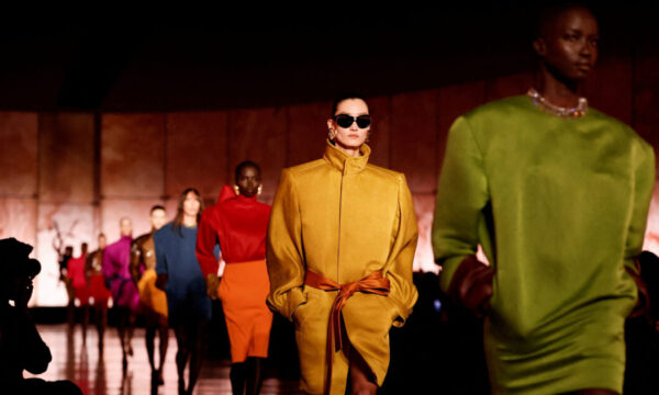 Saint Laurent: O οίκος έκλεισε την Εβδομάδα Μόδας του Παρισιού με μια συλλογή – πολύτιμο λίθο!