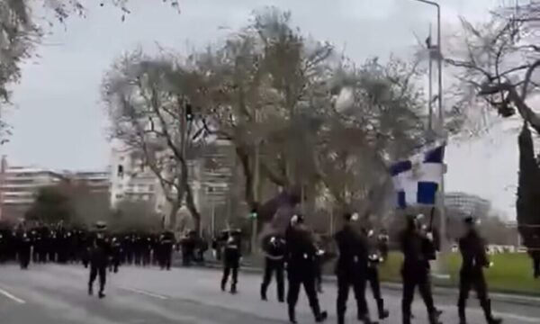 Θεσσαλονίκη: Συγκίνηση στην παρέλαση – Η σχολή της Κλαούντιας Λάτα τίμησε τη μνήμη της